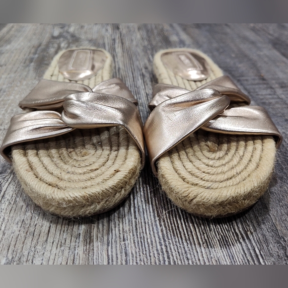 Forever 21 Women's Rose Gold Slides Sandals, Size 6 - Picture 2 of 6